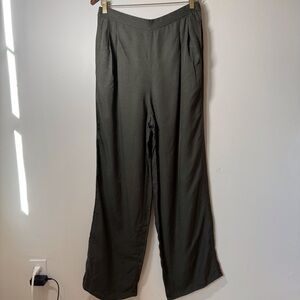 Uniqlo wide leg pleated trouser pants with pockets side zip. Stretch back waist